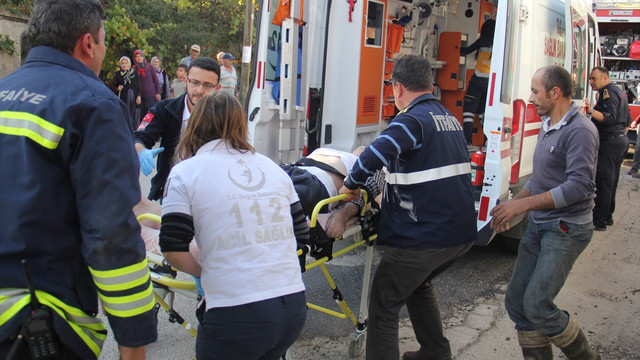 Yangından kurtarılan yaşlı adama dakikalarca kalp masajı