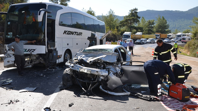 Yolcu otobüsü ile otomobil çarpıştı: 3 ölü, 2 yaralı
