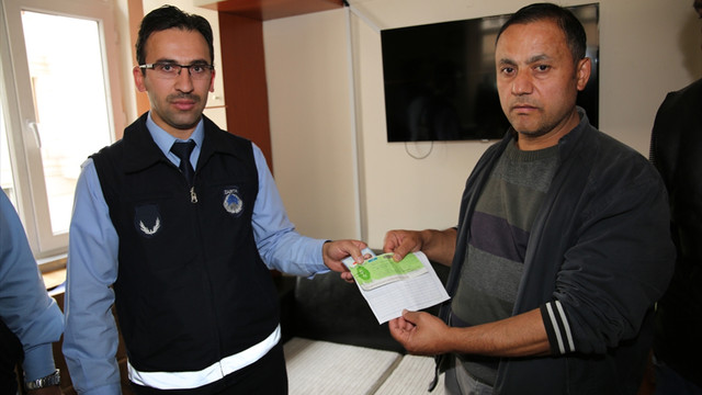 Yolda bulduğu çek ve senedi zabıtaya teslim etti