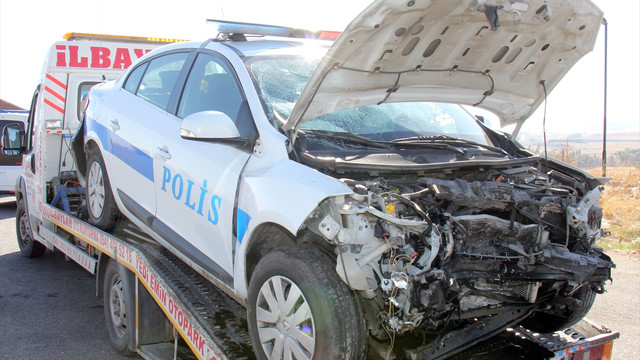 Trafik kontrolü yapan 2 polise otomobil çarptı