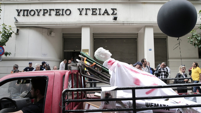 Yunanistan'da sağlık çalışanlarından grev ve protesto