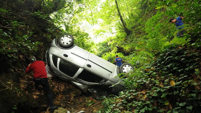 Zonguldak’ta otomobil uçuruma yuvarlandı