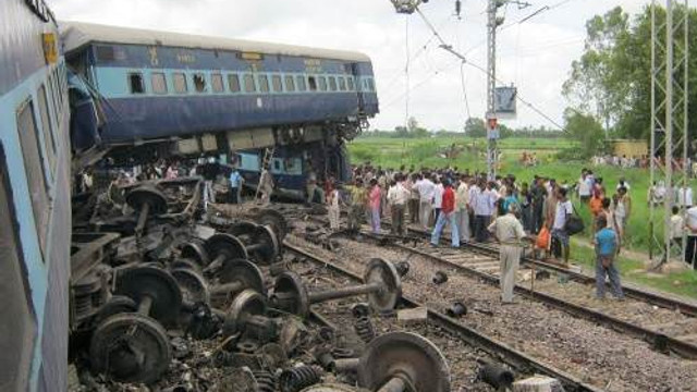 Hindistanda feci tren kazası oldu! 90 kişi öldü 150 yaralandı