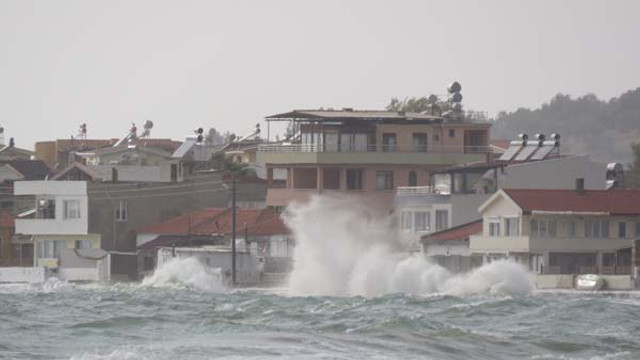 Kuzey Egede fırtına deniz ulaşımını durdurdu