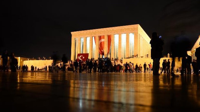 Öğrencilerin ve öğretmenlerin beklediği haber geldi! 10 Kasım tatil değil