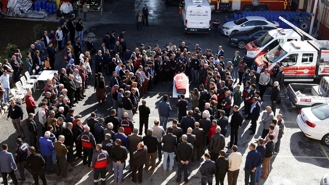 Afiş asarken akıma kapılan itfaiye eri öldü