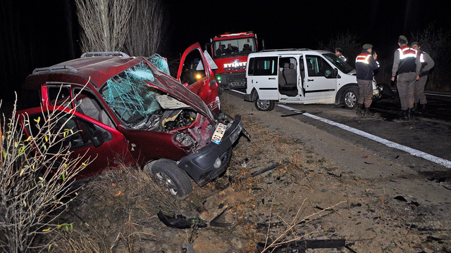 Afyonkarahisar'da trafik kazası: 3 ölü, 4 yaralı
