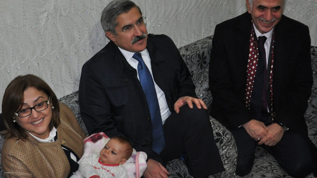 AK Parti heyeti konteyner kenti ziyaret etti