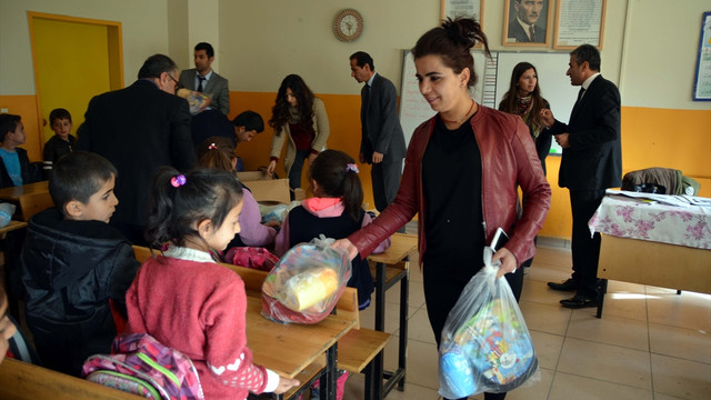 AK Parti'den terör mağduru öğrencilere kırtasiye yardımı