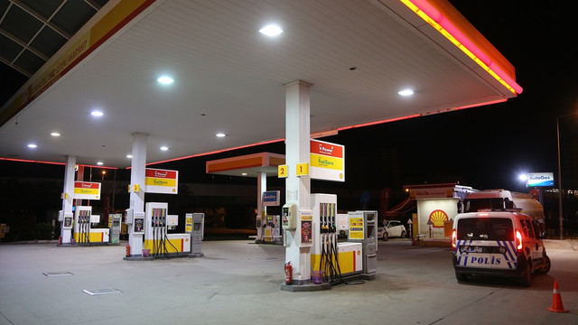 Adanada akaryakıt istasyonunda silahlı gasp