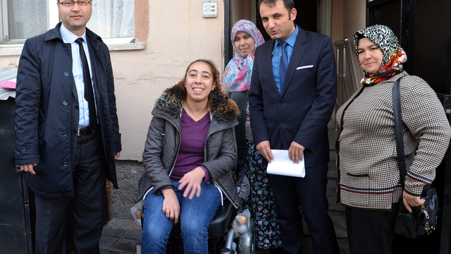 Akülü sandalyesi çalınan engellinin yeni sandalye sevinci