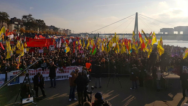 Almanya'da PKK yandaşları polise saldırdı