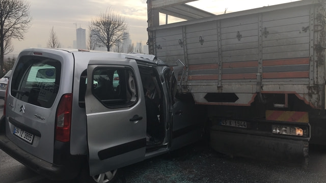 Ankara'da otomobil kamyona çarptı: 2 yaralı