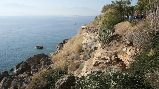 Antalya'da falezlerden düşen kişi öldü