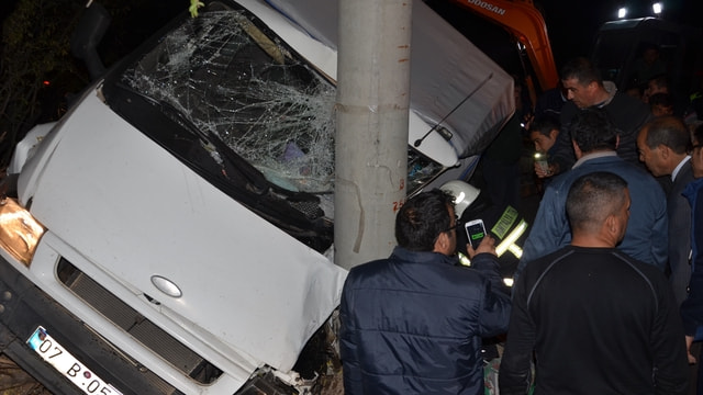 Antalya'da kamyonet direğe çarptı: 2 yaralı