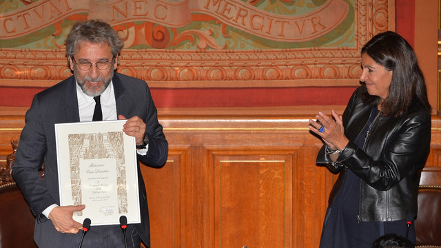 Aranan Dündar'a Paris'ten fahri hemşehrilik