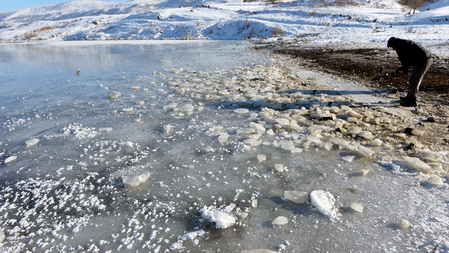 Ardahan'da soğuk hava gölleri dondurdu