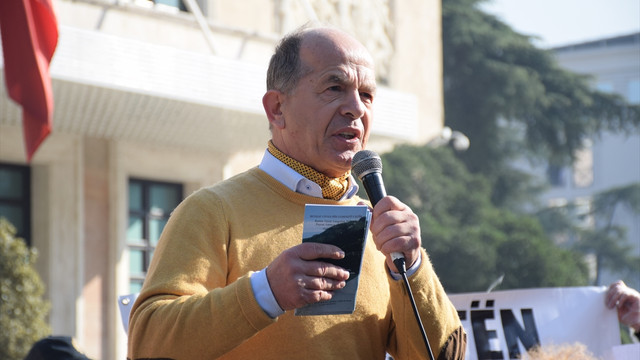 Arnavutluk'ta atık madde ithalatı protesto edildi