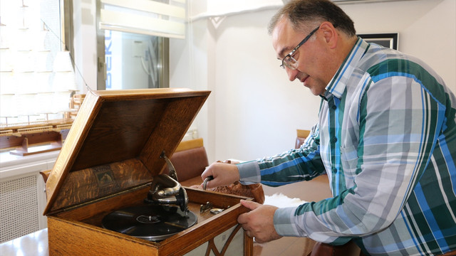Atatürkün gramofonu 70 yıl sonra tamir edildi