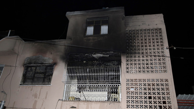 Ateşe verdiği annesinin evinin yanışını izledi