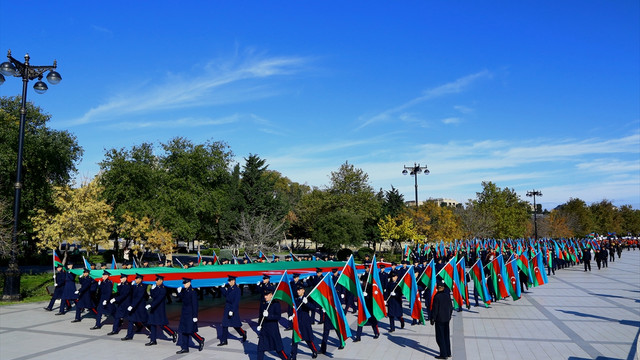 Azerbaycan'da Bayrak Günü yürüyüşü