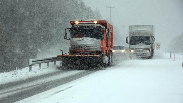 Bolu Dağı kara teslim oldu! TIRlar durduruldu