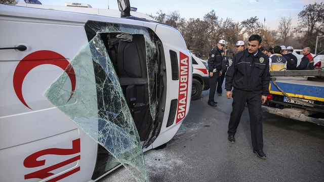 Başkentte ambulans devrildi: 2 yaralı