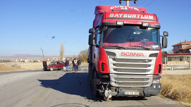 Başkentte tır ile otomobil çarpıştı: 3 yaralı