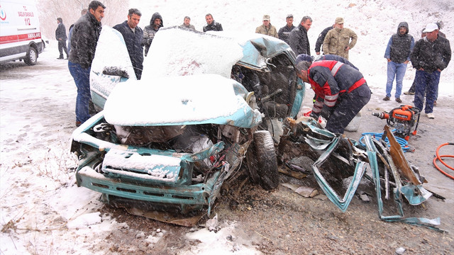 Bayburt'ta otomobil ile kamyon çarpıştı: 1 ölü, 4 yaralı