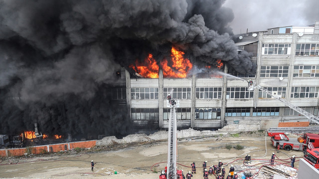 Bayrampaşadaki yangın büyüyor! Alevler üst katlara sıçradı