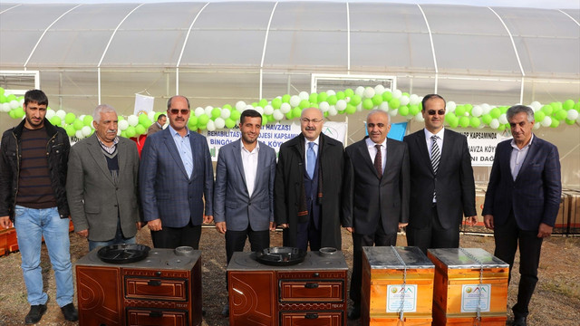 Bingöl'de 4 bin 500 arı kovanı ile 200 kuzine dağıtıldı