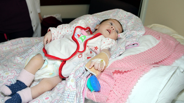 Bir aylık bebeğin kalbindeki delik ameliyatsız kapatıldı