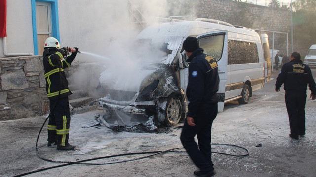 Bodrum'da lise öğrencilerini taşıyan minibüste yangın