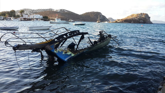 Bodrum'da yıldırımın isabet ettiği tekne yandı