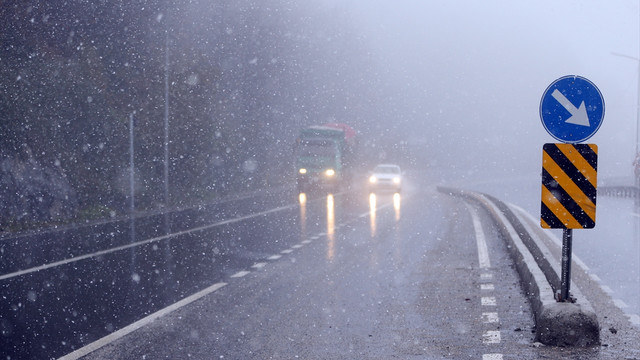 Bolu Dağında yoğun sis ve kar yağışı
