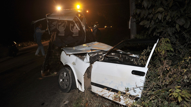 Bursa'da minibüsle çarpışan otomobil ikiye bölündü