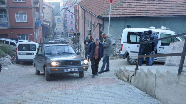 Çalıntı otomobili bırakıp kaçtılar