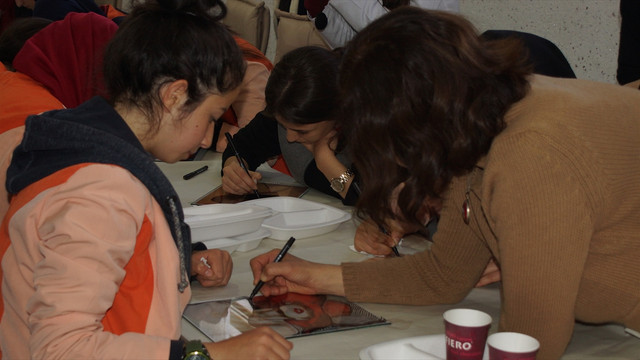 Cam altı resim sanatı öğrencilerin elinde hayat buluyor