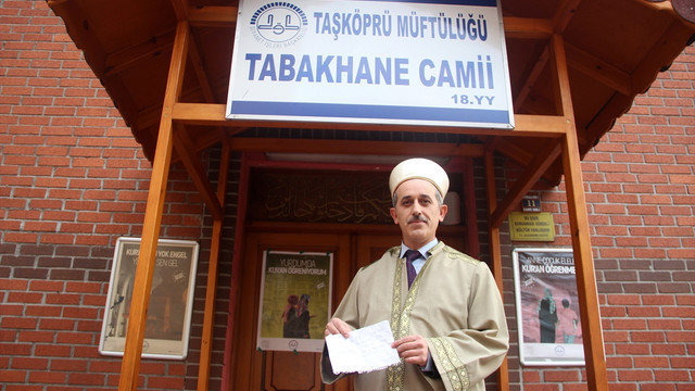 Camiden odun aldı bıraktığı notla duygulandırdı