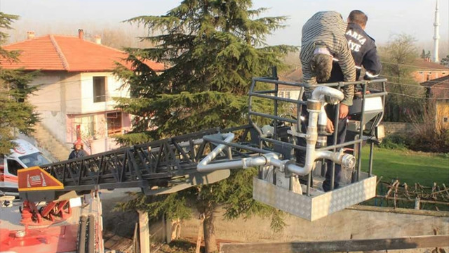 Çatıda baygınlık geçiren işçi, itfaiye ekiplerince kurtarıldı