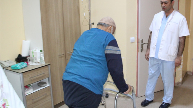 Çelik protezle hayata yeniden adım attı