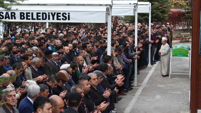 Cinnet getiren annenin iki çocuğunu ve kendisini bıçaklaması