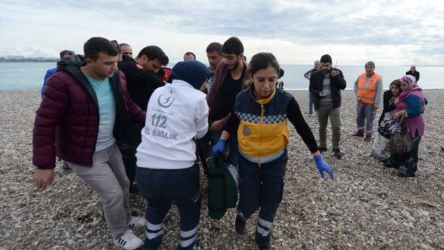 Antalyada çocukları kurtarmak için girdiği denizde boğuldu