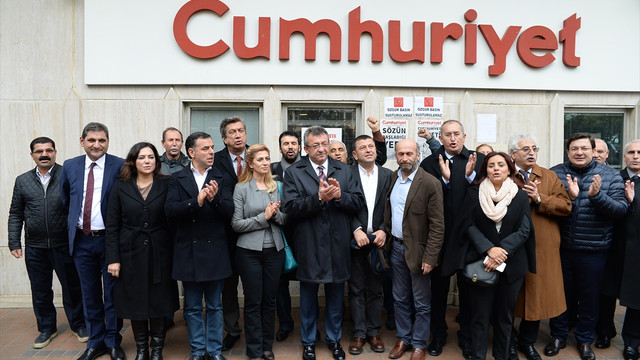 CHP Cumhuriyet gazetesinin yönetici ve yazarlarının tutuklanmasını protesto etti