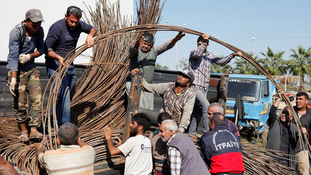 Demir yığınının altında kalan Suriyeli yaralandı