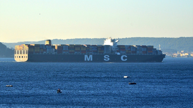 Dev konteyner gemisi Çanakkale Boğazı'ndan geçti