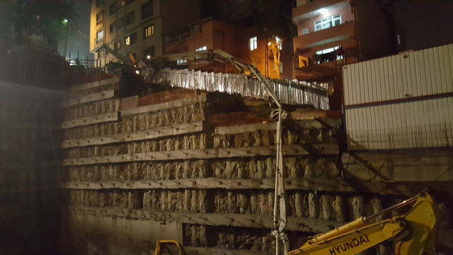 Devrilen beton pompası paniğe neden oldu