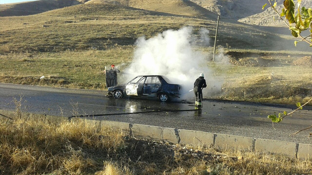 Diyarbakır'da seyir halindeki otomobil yandı