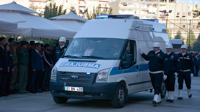 Diyarbakırdaki terör saldırısında şehit olan polis memurları için tören düzenlendi