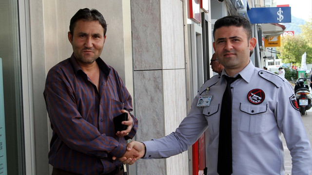 Dolandırılmaktan oğlunun şüphesiyle kurtuldu